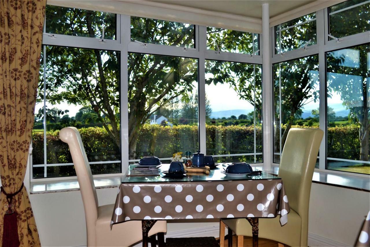 Annaswood B&B Cahir Bagian luar foto